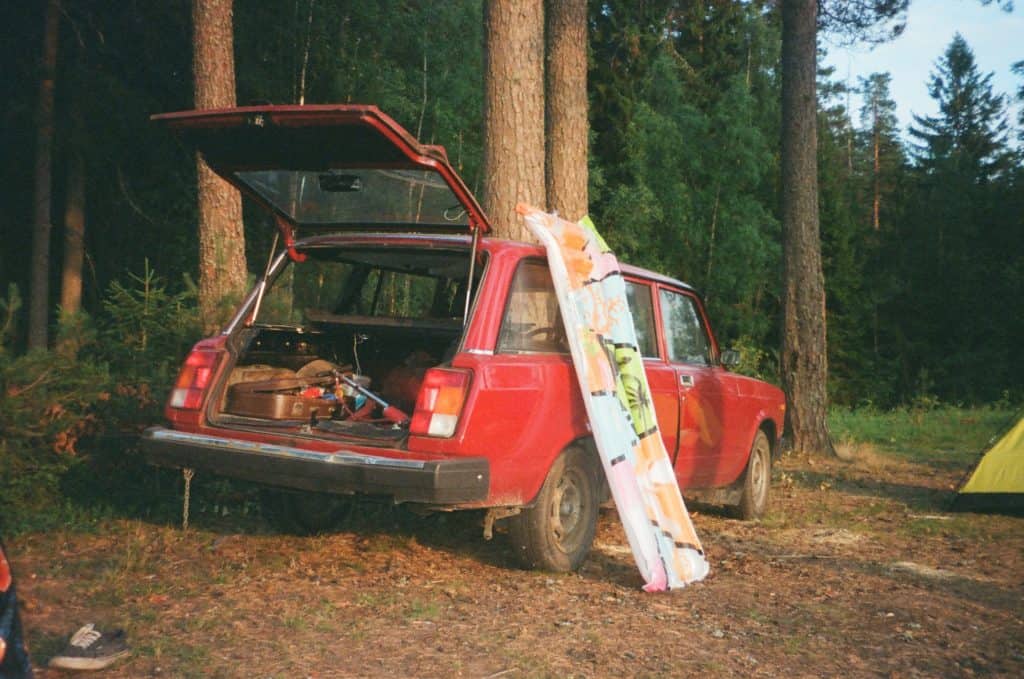 Altes Kombi-Auto zum schlafen