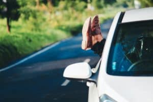 Im Auto auf dem Beifahrersitz schlafen