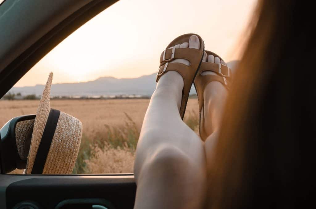 Welches Auto eignet sich zum schlafen? Beine aus dem Fenster mit Hausschuhen