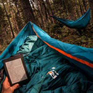 Hängematte im Wald mit eBook in Schlafsack