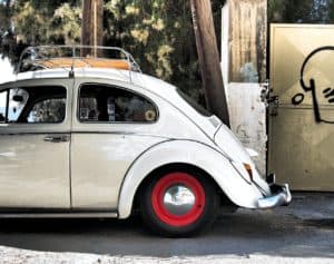 Kleiner VW Käfer mit Dachträger