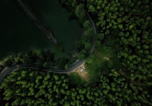 Wildcamping im Auto in der Seitenbucht einer Straße im Wald gegenüber einem See