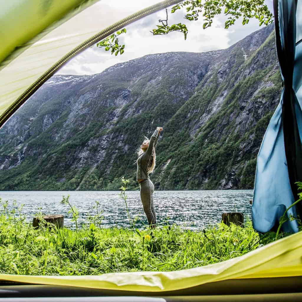Wildcamping mit Zelt und aufwachen am See und Berg