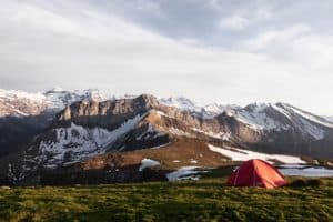 Wildcamping in den Bergen mit Zelt und schöner Landschaft