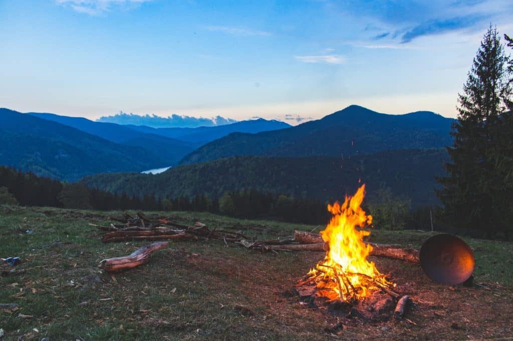 Lagerfeuer am Berg mit Blick und Aussicht auf einen Fluss und den Wald