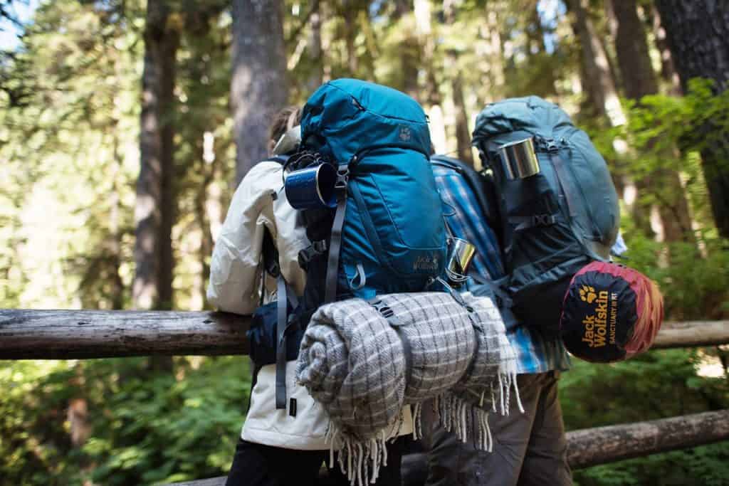 Wanderung mit Wanderrucksack im Wald