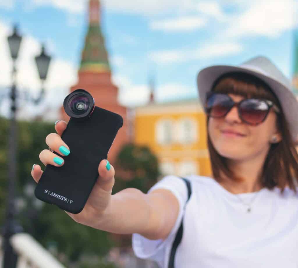 Influencer Kamera Handy Selfie VanLife Stadt Mädchen scaled e1618729369350