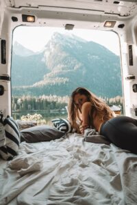 VanLife Berge See Aussicht Bett Kastenwagen