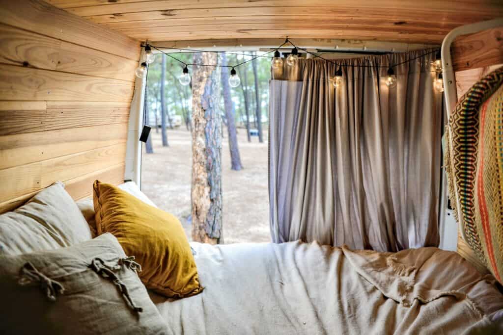 VanLife Campervan Bett Holz Umgebaut