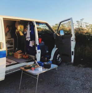 VanLife Campervan Camping Essen Tisch Parkplatz Stellplatz e1627658047723