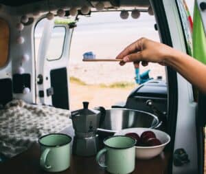 VanLife Campervan Hygiene Zähne putzen Küche e1618470174201
