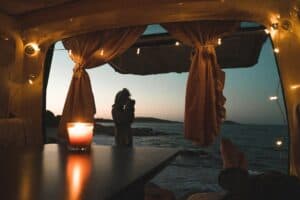 VanLife Campervan Tisch Küche Nacht Licht Strand Wasser