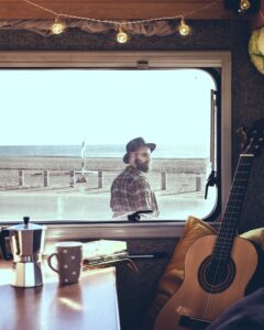 VanLife Camping Tisch Van Kaffee Gitarre Strand