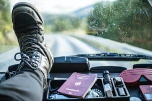 VanLife Camping im Auto Reisepass Utensilien Windschutzscheibe