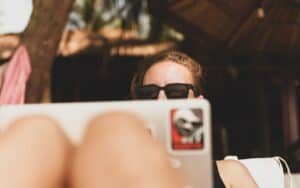 VanLife Macbook Arbeit Work Homeoffice Remoteoffice Frau