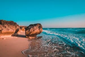 VanLife Strand Küste Wasser Felsen
