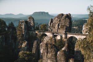 VanLife Strasse Berge Klippe Brücke