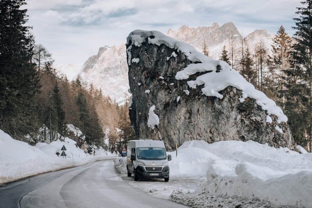 Camping und VanLife im Winter mit Schnee