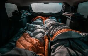 Im Auto Kofferraum schlafen mit Schlafsack