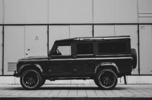 Schlafen im Land Rover Defender Geländewagen