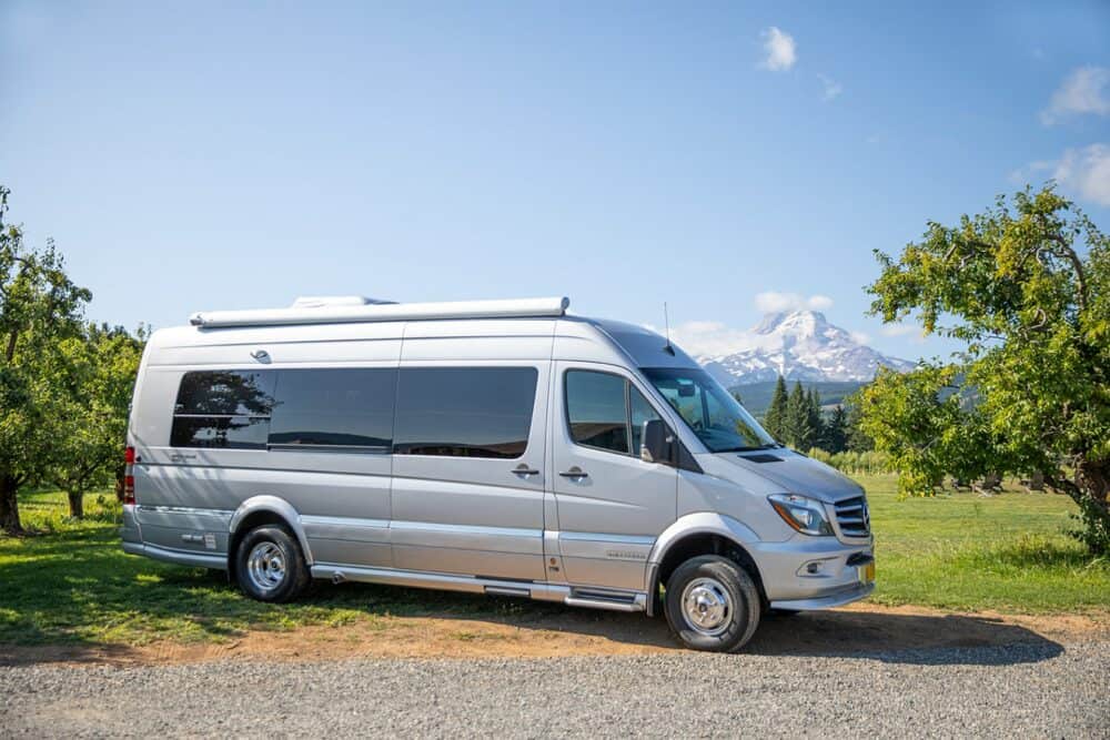 Schlafen im ab Werk umgebauten Campervan-Wohnmobil