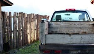 Schlafen auf der ebenen Ladefläche eines Pritschenwagen (Pick-up)