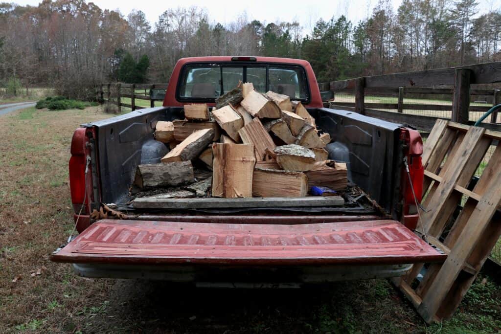 Schlafen auf der Ladefläche eines Pick-up Trucks