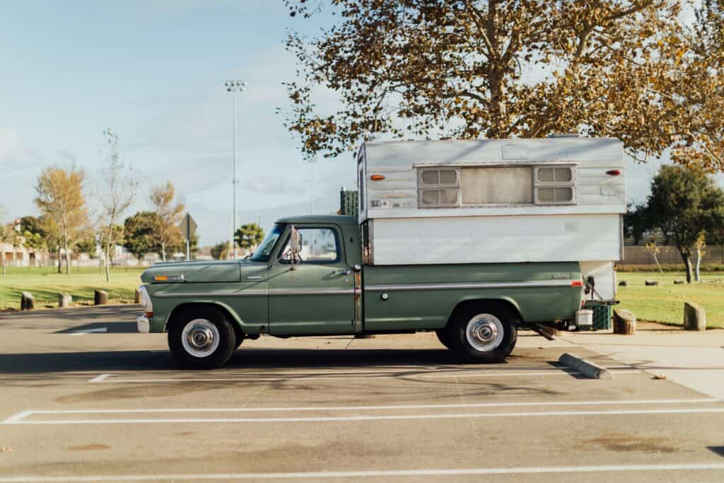 Schlafen in einer Wohnkabine auf der Ladefläche eines Pick-up Trucks