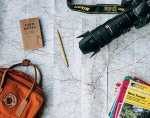 Routenplanung auf Landkarte mit Technik-Accessoirs