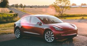 Schlafen im Tesla Model 3 Elektroauto