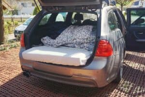 Standard-Matratze (200 x 80 cm) im Auto-Kofferraum meines Kombis BMW 3er Touring zum Schlafen