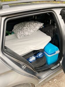 Standard-Matratze im Kofferaum und auf der Rückenlehne der Rücksitzbank in meinem Kombi BMW 3er Touring und mit Kühlbox im Fußraum