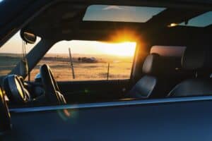 Auto Innenraum mit Sonnestrahlen