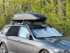 BMW 3er Touring E91 als Campingauto mit Thule Pacific 600 Dachbox und Moskitonetz