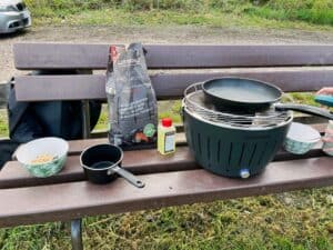 Lotusgrill zum Grillen, Kochen und Nahrungszubereitung beim Camping im Auto