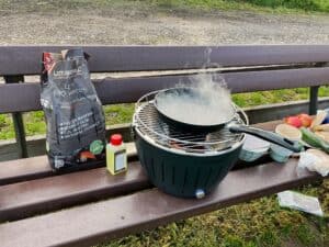 Lotusgrill mit Kohle und Brennpaste zum Grillen, Kochen und Nahrungszubereitung beim Camping im Auto