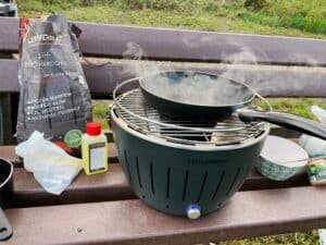 Lotusgrill zum Grillen, Kochen und Nahrungszubereitung beim Camping im Auto