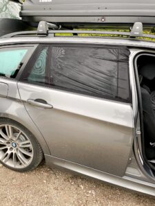 Moskitonetz und Frostschutzabdeckung als Sichtschutz am Autofenster