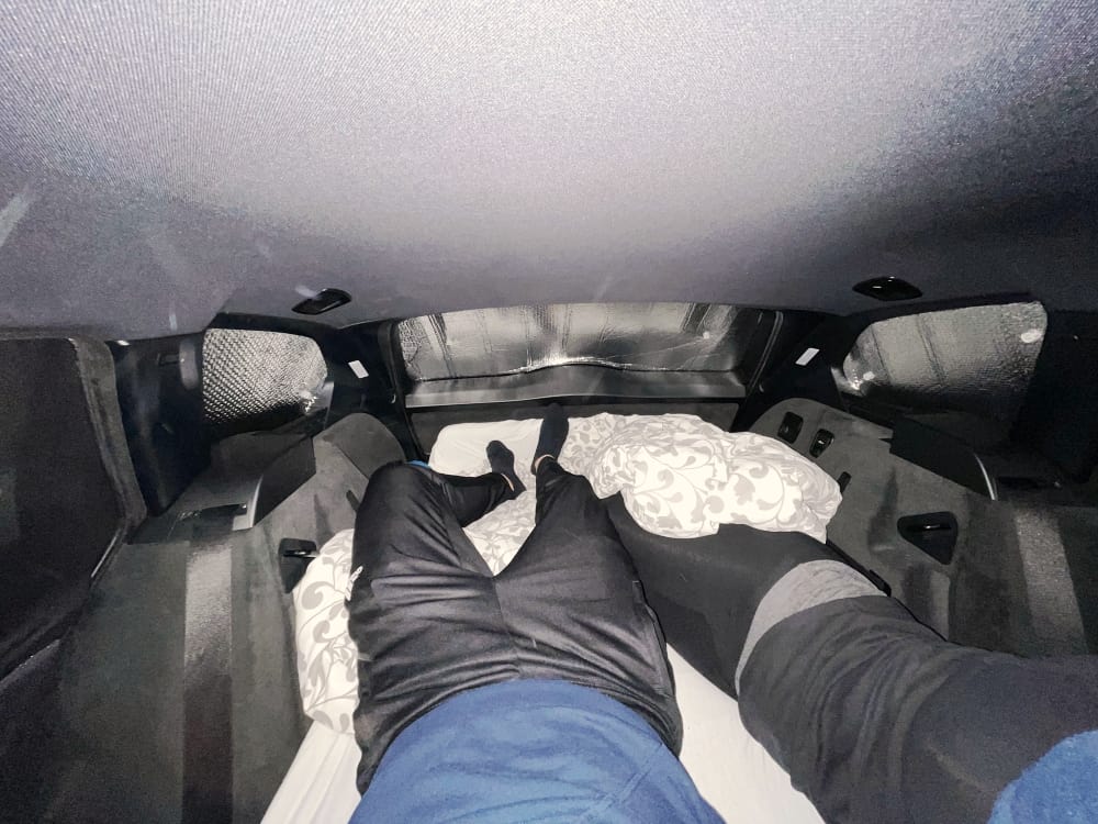 Mit zwei Personen auf einer Standard-Matratze schlafen im Auto-Kofferraum in meinem Kombi BMW 3er Touring