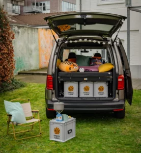 VW Caddy mit Campingbett Schlofe im Showroom Köln