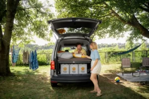 Campingbett Schlofe im VW Caddy als Campingmodul zum Schlafen