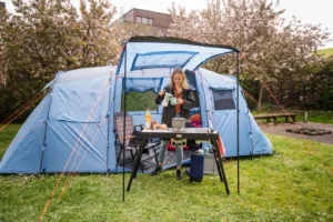 Campingküche "Koche" von travel tiger beim Camping mit Zelt