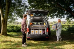 Campingbett Schlofe im VW Caddy als Campingmodul zum Schlafen