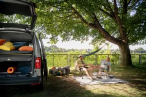 Campingbett Schlofe im VW Caddy als Campingmodul zum Schlafen
