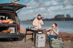 VW Caddy mit Campingküche "Koche" von travel tiger am Rhein
