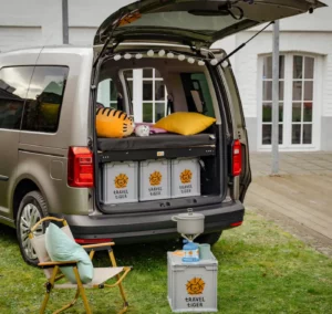 Campingbett Schlofe im VW Caddy als Campingmodul zum Schlafen
